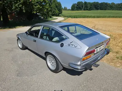 Alfa Romeo Alfetta GTV 2.0 — Coupé sportif vintage 1978 optimisé, sans accident — fianco