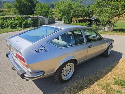 Alfa Romeo Alfetta GTV 2.0 — Coupé sportif vintage 1978 optimisé, sans accident — vista posteriore