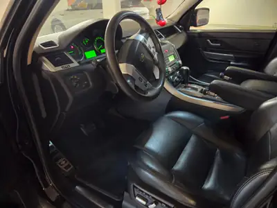 Land Rover Range Rover Sport 2.7 TDV6 — SUV Premium tout-terrain, moteur diesel robuste — intérieur