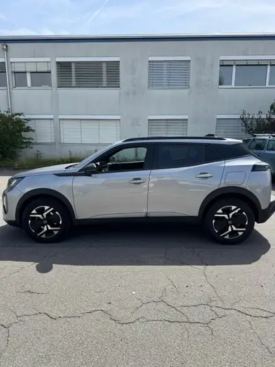 Peugeot 2008 1.2 PureTech 130 Allure — SUV urbain économique, quasi neuf — side view