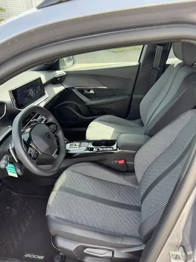 Peugeot 2008 1.2 PureTech 130 Allure — SUV urbain économique, quasi neuf — dashboard