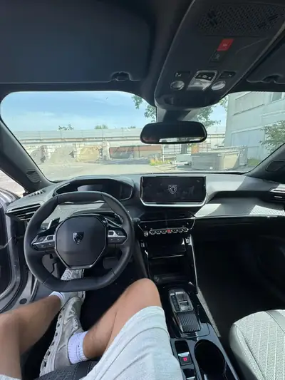 Peugeot 2008 1.2 PureTech 130 Allure — SUV urbain économique, quasi neuf — interior