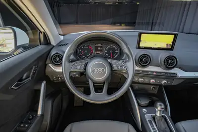 Audi Q2 2.0 TDI quattro S-tronic — SUV compact robuste, 4x4 intégral et 190 ch — Miniature 16