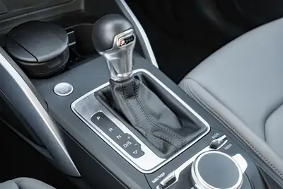 Audi Q2 2.0 TDI quattro S-tronic — SUV compact robuste, 4x4 intégral et 190 ch — Miniature 20