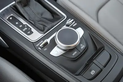 Audi Q2 2.0 TDI quattro S-tronic — SUV compact robuste, 4x4 intégral et 190 ch — Miniature 21