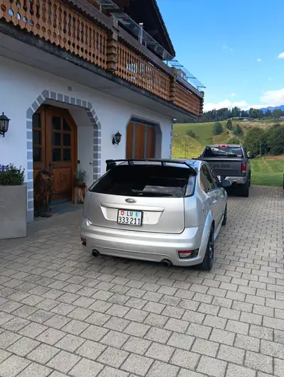 Ford Focus 2.5i 20V ST — Compacte sportive, 225 ch et boîte manuelle — vue extérieure