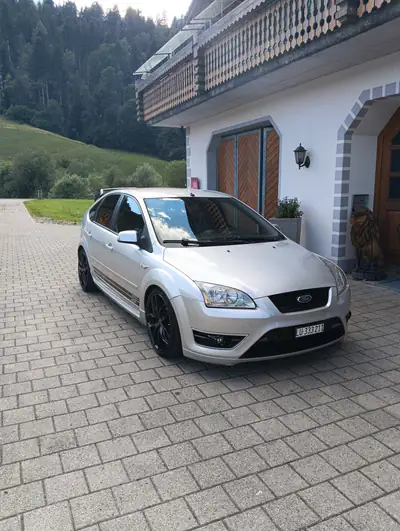 Ford Focus 2.5i 20V ST — Compacte sportive, 225 ch et boîte manuelle — côté