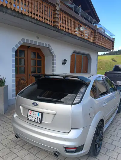 Ford Focus 2.5i 20V ST — Compacte sportive, 225 ch et boîte manuelle — intérieur