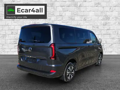 VW Caravelle BEV Life 2025 — Minibus électrique 9 places, design anthracite premium — arrière