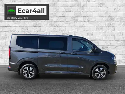 VW Caravelle BEV Life 2025 — Minibus électrique 9 places, design anthracite premium — côté
