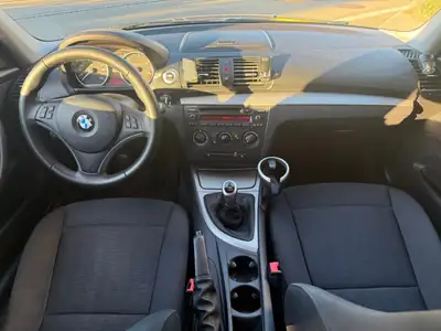 BMW 118d — Diesel fiable, 230 000 km, berline compacte d'occasion — Seitenansicht