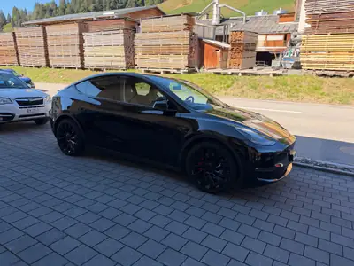 Tesla Model Y Performance AWD — SUV électrique haute performance, 534 ch, kilométrage modéré — fianco