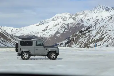 Land Rover Defender 2.4 TDi SW — L'authentique 4x4 britannique, fiable et robuste — côté