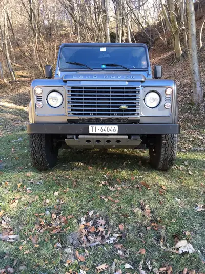 Land Rover Defender 2.4 TDi SW — L'authentique 4x4 britannique, fiable et robuste — arrière