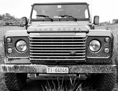 Land Rover Defender 2.4 TDi SW — L'authentique 4x4 britannique, fiable et robuste — vue extérieure