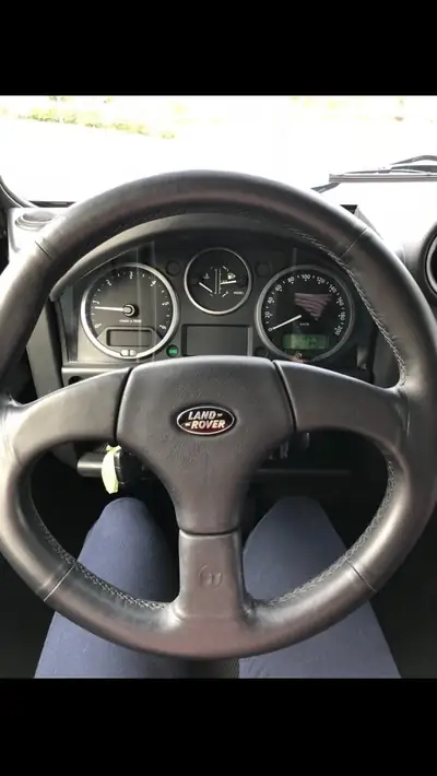 Land Rover Defender 2.4 TDi SW — L'authentique 4x4 britannique, fiable et robuste — tableau de bord