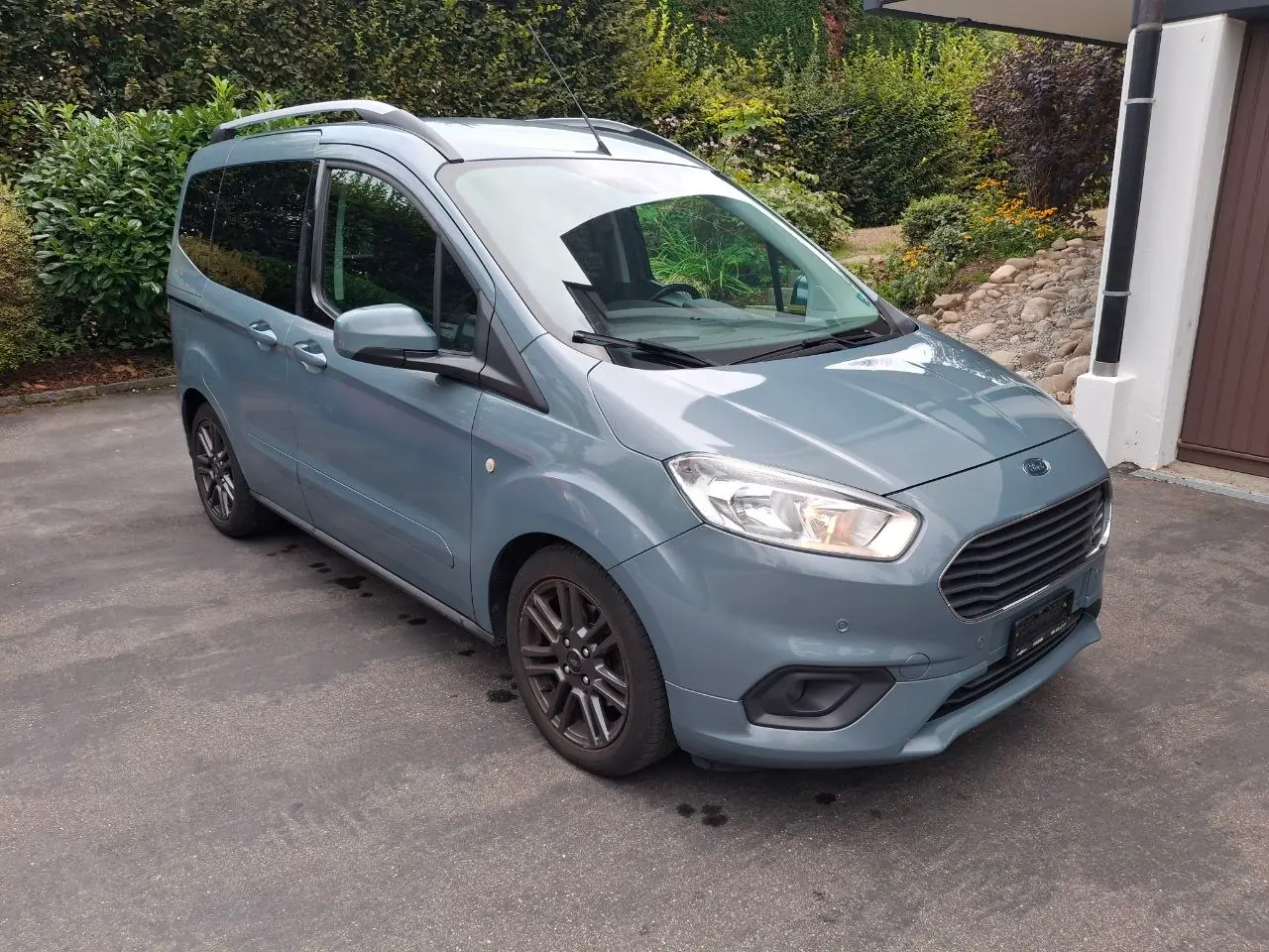 Ford Tourneo Courier 1.0 EcoBoost 100 — Minibus compact, pneus neufs, révision récente