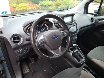 Ford Tourneo Courier 1.0 EcoBoost 100 — Minibus compact, pneus neufs, révision récente — côté