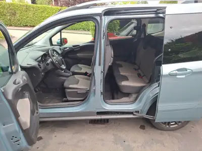Ford Tourneo Courier 1.0 EcoBoost 100 — Minibus compact, pneus neufs, révision récente — intérieur