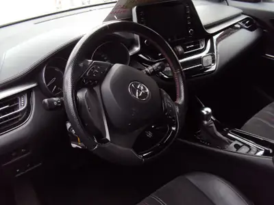 Toyota C-HR 2.0 VVTi HSD GR Sport — SUV hybride compact, 120'000 km seulement — intérieur