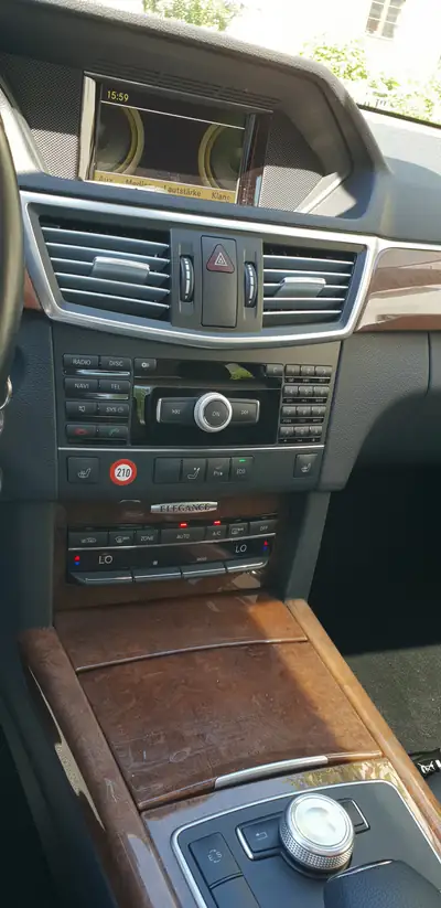 Mercedes-Benz E 250 — Berline premium diesel, transmission automatique, sans sinistre — exterior view