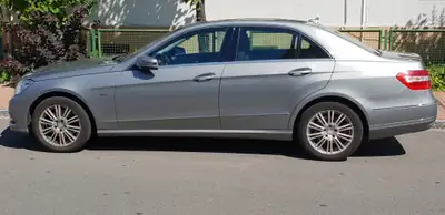 Mercedes-Benz E 250 — Berline premium diesel, transmission automatique, sans sinistre — dashboard