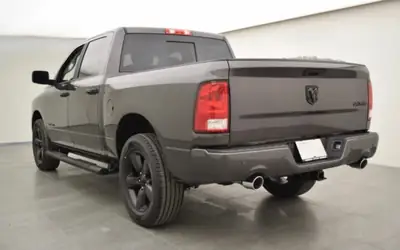 Dodge Ram 1500 — Pickup musclé 400 ch, faible kilométrage, traction intégrale — Heckansicht