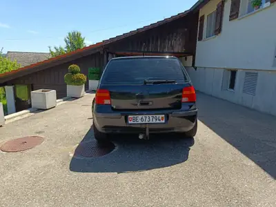 VW Golf 2.0 4motion — Berline polyvalente tout-terrain de 2001, fiable et robuste — side view