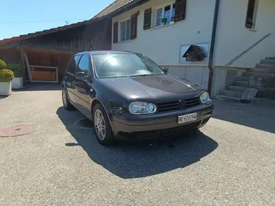 VW Golf 2.0 4motion — Berline polyvalente tout-terrain de 2001, fiable et robuste — exterior view