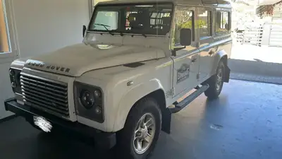 Land Rover Defender 110 TD4 — L'ultime 2.4 Puma, 50'600 km, histoire exemplaire — exterior view