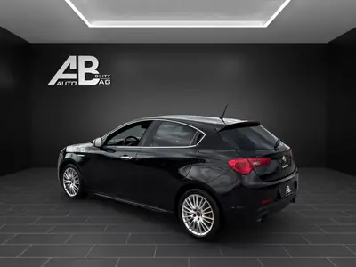 Alfa Romeo Giulietta 1750 TBi Quadrifoglio Verde — 235 ch, sportivité italienne authentique — Heckansicht