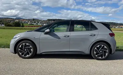 VW ID.3 Pro Performance Life — Électrique 204 ch, faible kilométrage, 4 pneus hiver inclus — côté