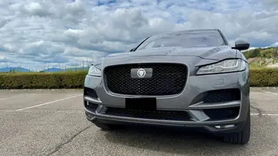 Jaguar F-PACE 2.5 T 250 Prestige AWD — SUV premium sans accident, moteur essence performant — vue extérieure