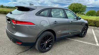 Jaguar F-PACE 2.5 T 250 Prestige AWD — SUV premium sans accident, moteur essence performant — tableau de bord