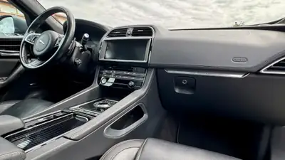 Jaguar F-PACE 2.5 T 250 Prestige AWD — SUV premium sans accident, moteur essence performant — Miniature 8