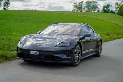 Porsche Taycan 4S Sport Turismo — Berline électrique haute performance, véhicule d'usine comme neuf — Außenansicht