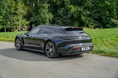 Porsche Taycan 4S Sport Turismo — Berline électrique haute performance, véhicule d'usine comme neuf — Detail