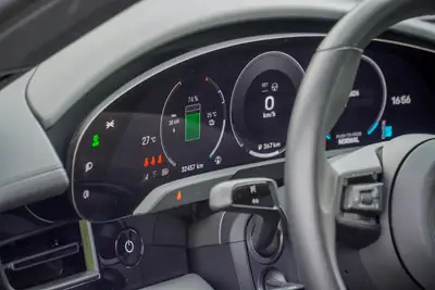 Porsche Taycan 4S Sport Turismo — Berline électrique haute performance, véhicule d'usine comme neuf — Miniatur 9