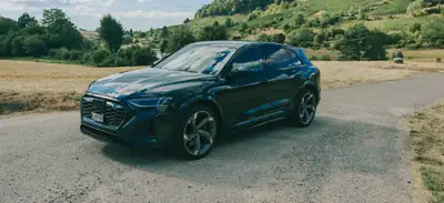 Audi SQ8 quattro 503 ch — SUV électrique haute performance, 52 000 km — exterior view