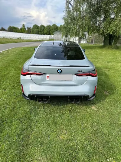 BMW M4 Competition xDrive — Coupé haute performance, 34 800 km seulement — fianco