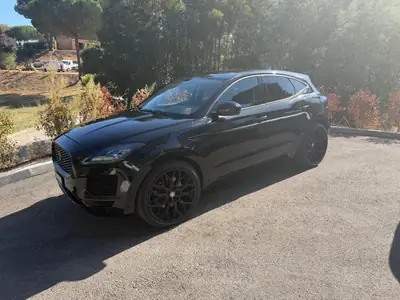 Jaguar E-PACE 2.0 D 240 S AWD — SUV compact premium, traction intégrale, 125 000 km — vista esterna
