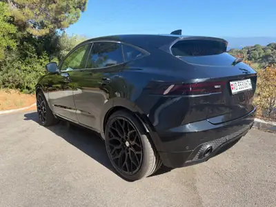 Jaguar E-PACE 2.0 D 240 S AWD — SUV compact premium, traction intégrale, 125 000 km — vista posteriore