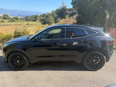 Jaguar E-PACE 2.0 D 240 S AWD — SUV compact premium, traction intégrale, 125 000 km — fianco