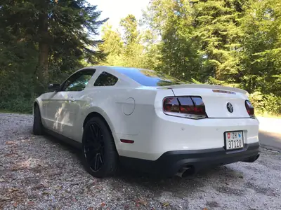 Ford Mustang 5.0 V8 GT Premium — Muscle-car légendaire, 417 ch purs — rear view