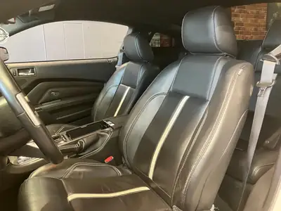 Ford Mustang 5.0 V8 GT Premium — Muscle-car légendaire, 417 ch purs — dashboard
