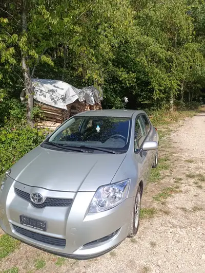 Toyota Auris 1.6 VVT-i Linea Luna — Berline fiable, 109'000 km, sans sinistre — vista esterna