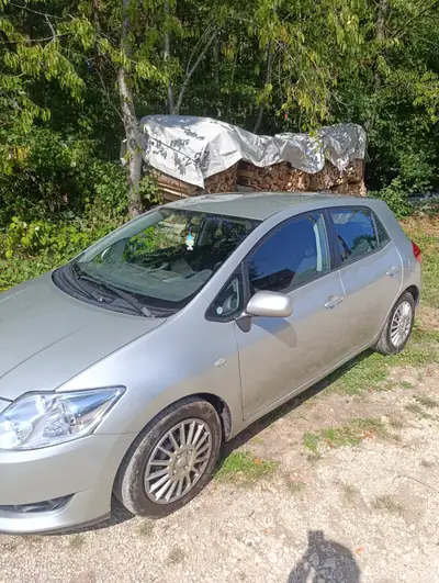 Toyota Auris 1.6 VVT-i Linea Luna — Berline fiable, 109'000 km, sans sinistre — fianco
