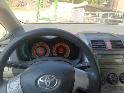 Toyota Auris 1.6 VVT-i Linea Luna — Berline fiable, 109'000 km, sans sinistre — interni