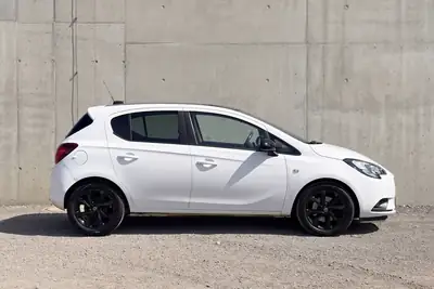 Opel Corsa 1.0 Turbo Black Edition — Citadine dynamique, état impeccable et très bien équipée — côté