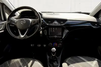 Opel Corsa 1.0 Turbo Black Edition — Citadine dynamique, état impeccable et très bien équipée — tableau de bord